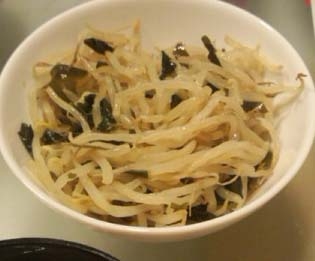 もやしとわかめの給食風サラダ