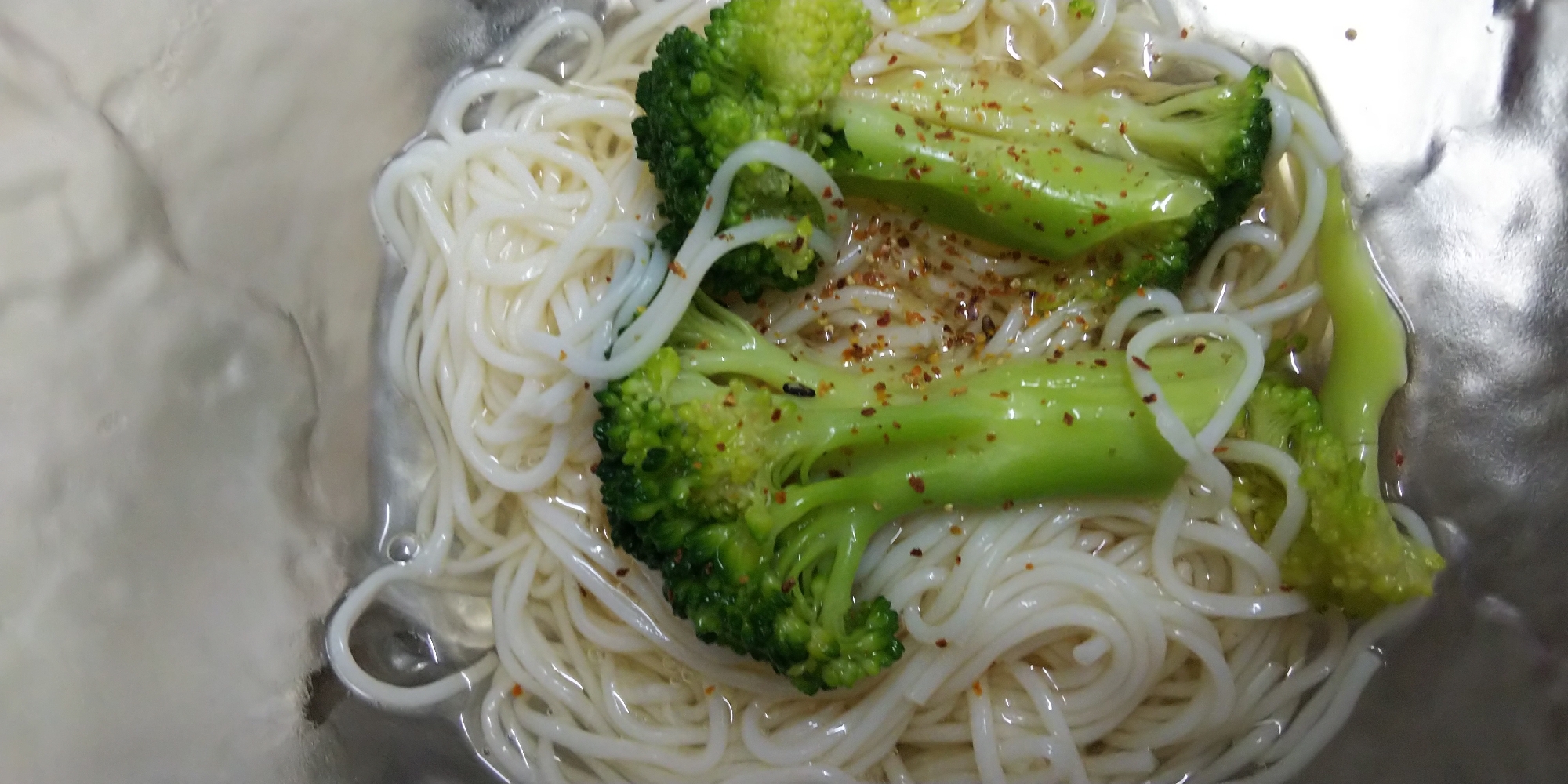 ピリッと素麺・ブロッコリーのせ