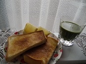 パンと青汁とフルーツの朝食♪