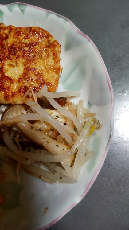 ハンバーグの付け合せ♪もやしとしめじのスパイス炒め