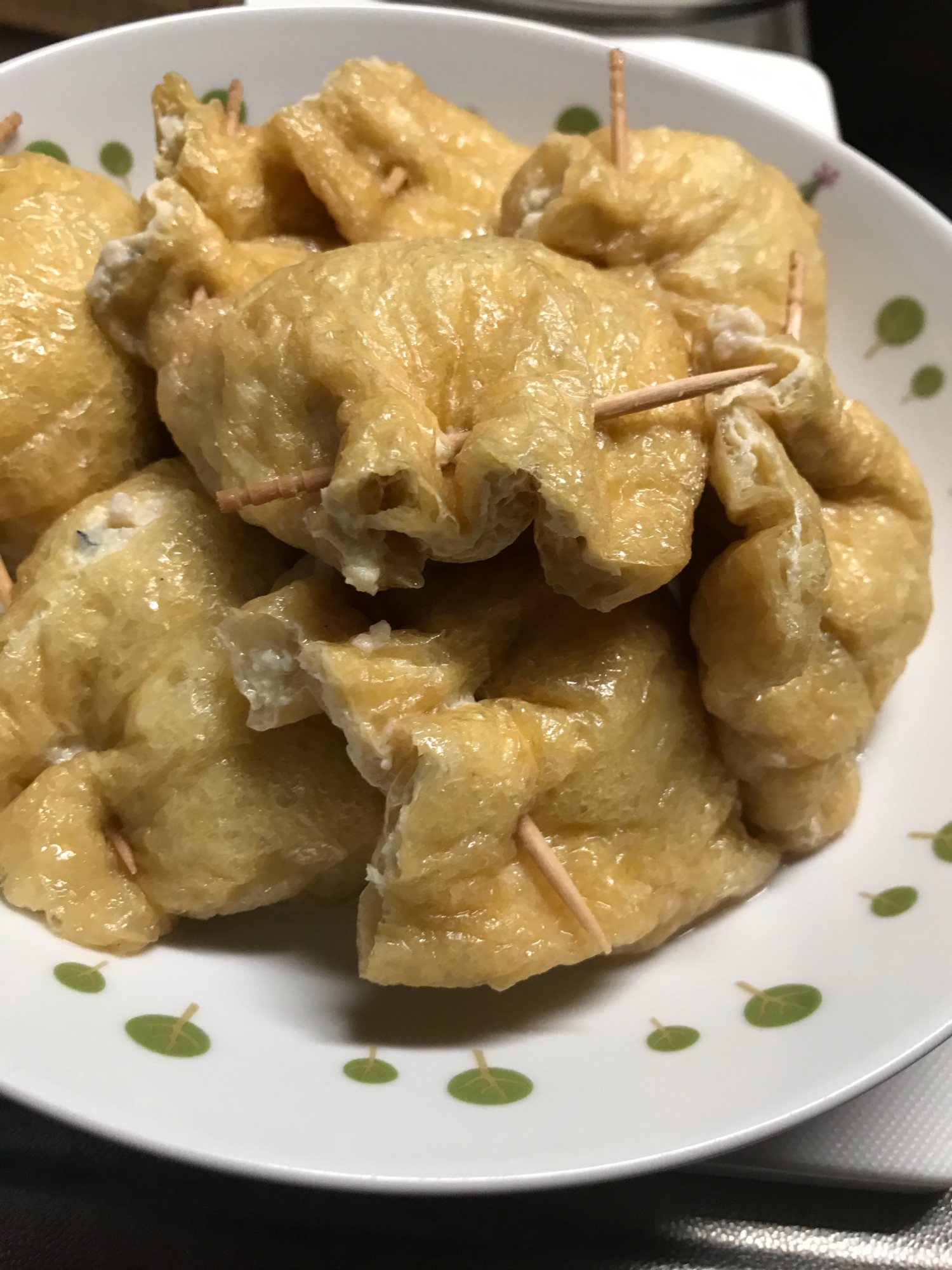 大人も子供も満足！鶏ひきで油揚げの茶巾煮