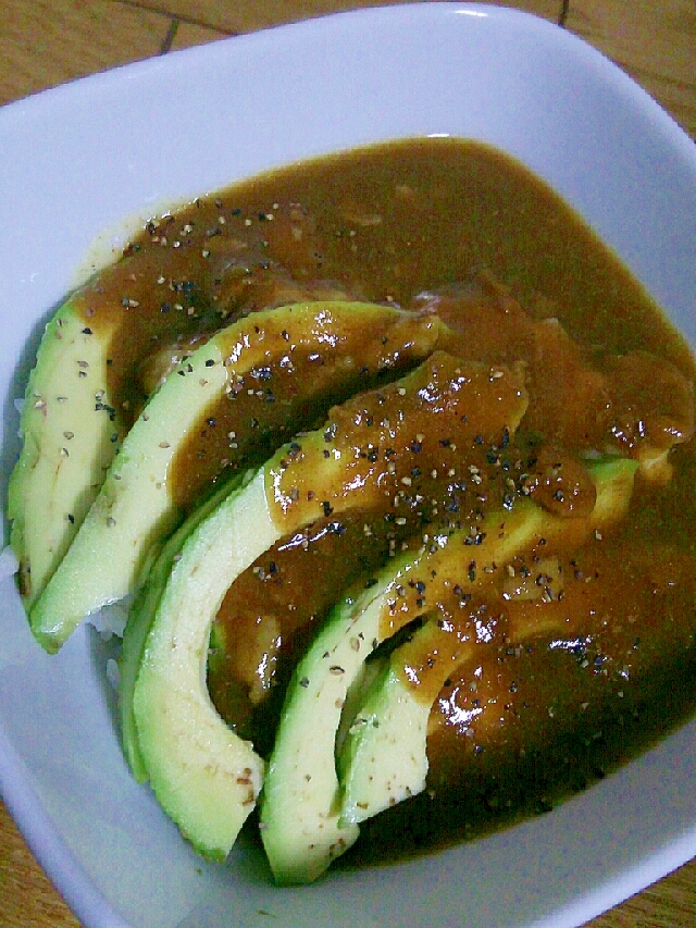 アボカドのせスープカレー