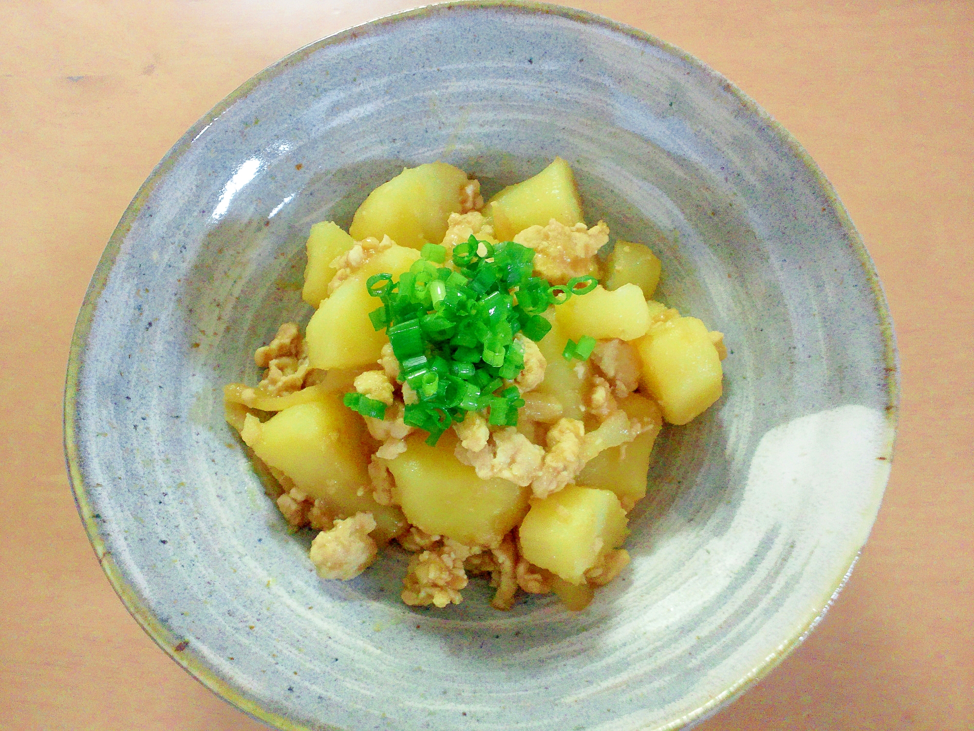 ご飯に合う、じゃが芋と鶏ミンチのそぼろ炒め♪