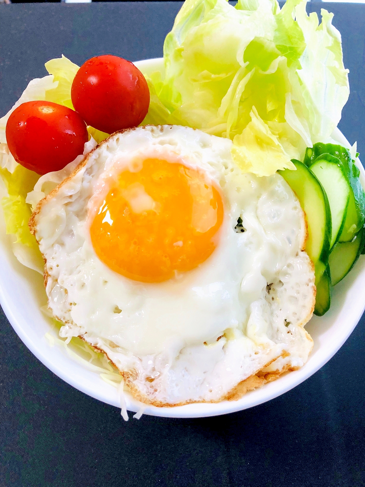 朝食目玉焼きの生野菜添え