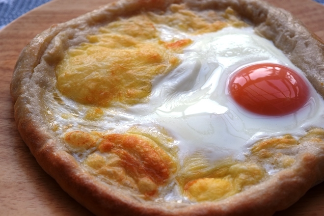 トルコ料理★チーズと卵のピデ