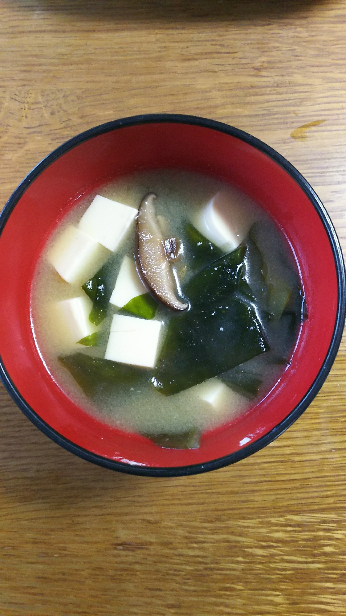 しいたけとわかめと豆腐のお味噌汁