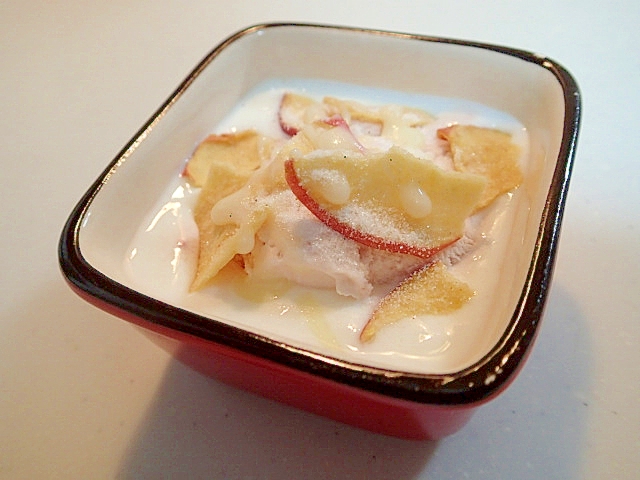 苺アイスと林檎チップスのミルキーバニラヨーグルト