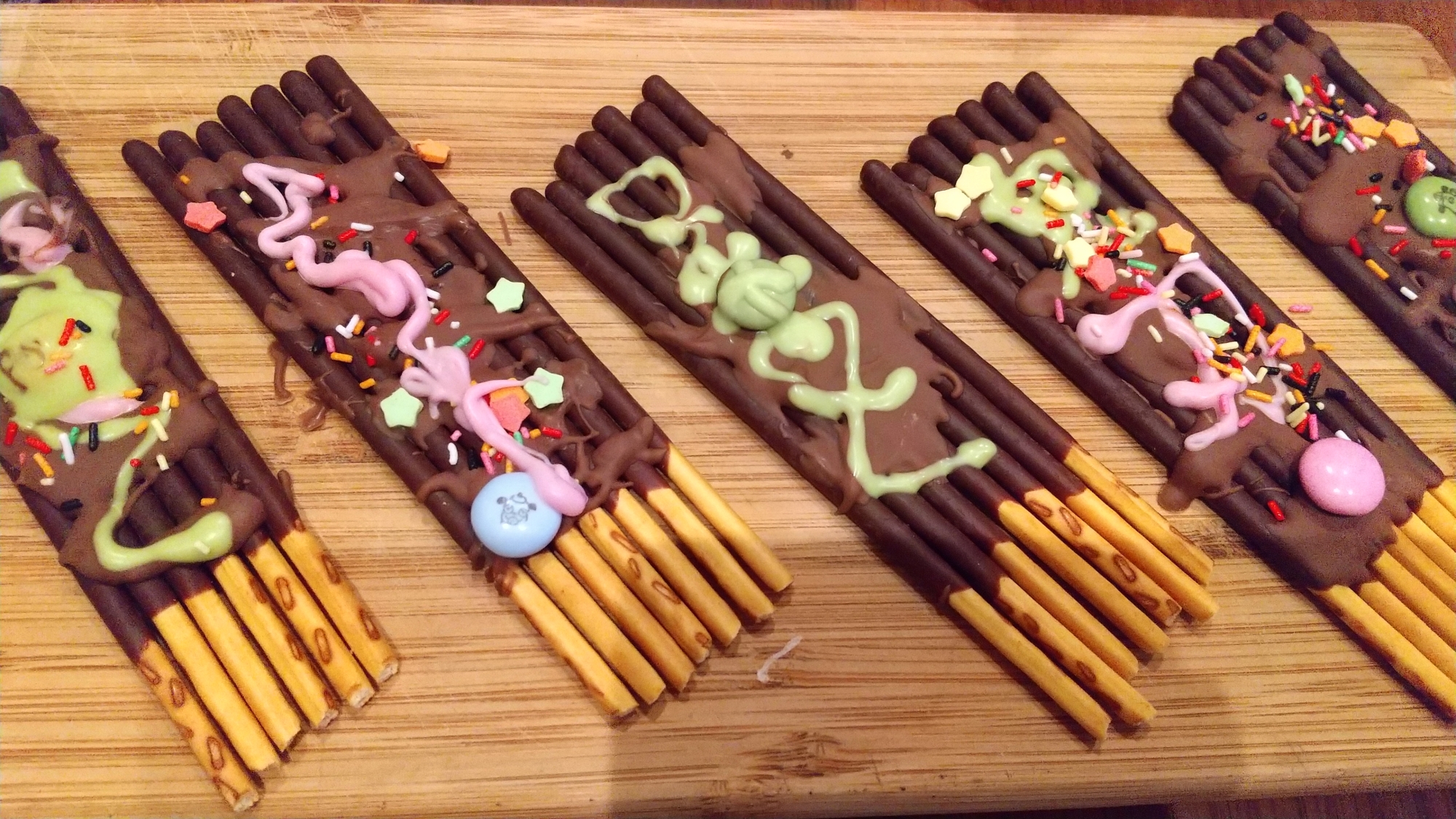 子どもと一緒に友チョコ大量生産 ポッキープレート レシピ 作り方 By まつごろう 楽天レシピ 子どもと一緒に友チョコ大量生産 ポッキープレート レシピ 作り方 By まつごろう 楽天レシピ