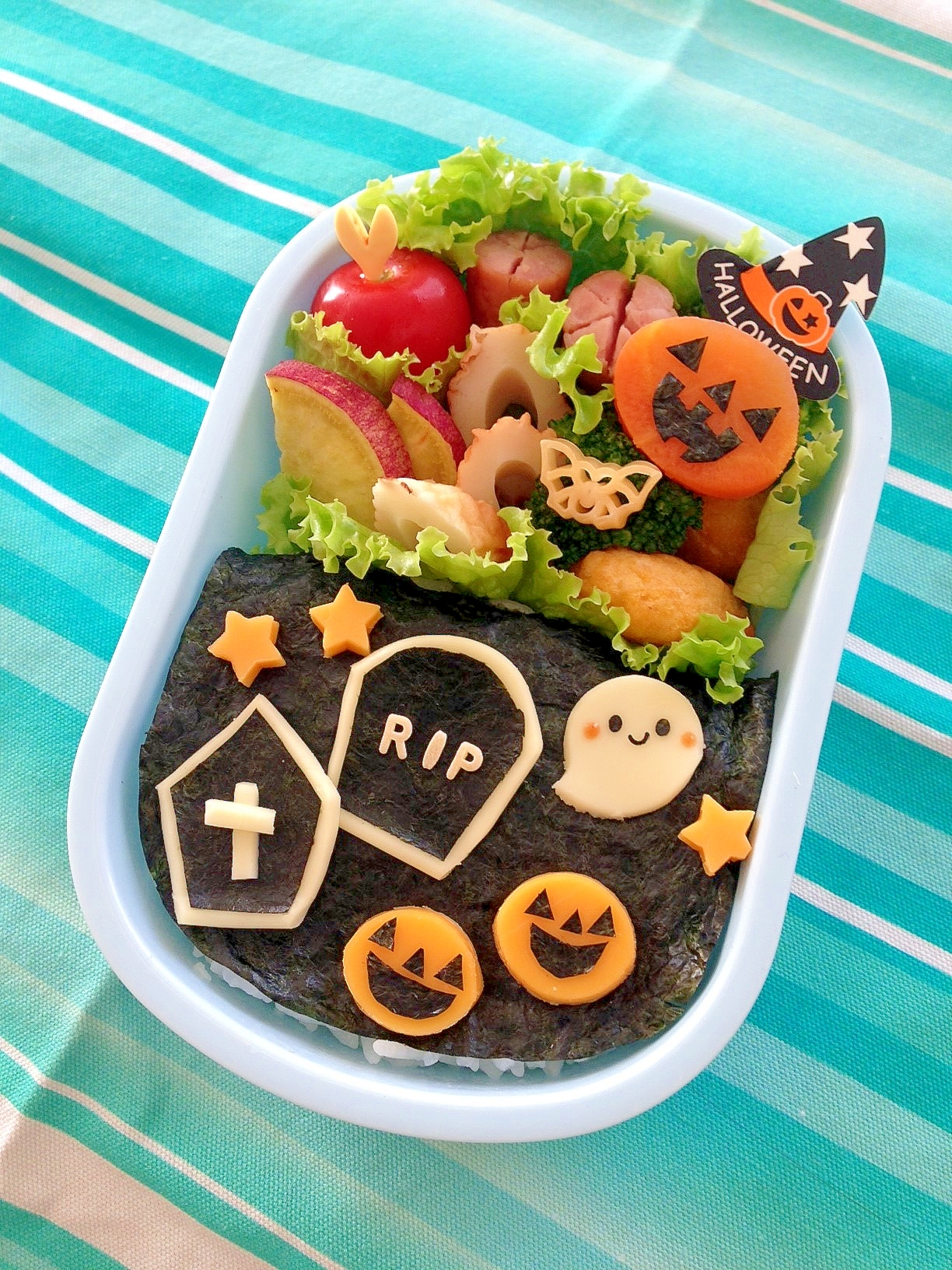 白い弁当箱に入ったハロウィンナイト風のり弁当