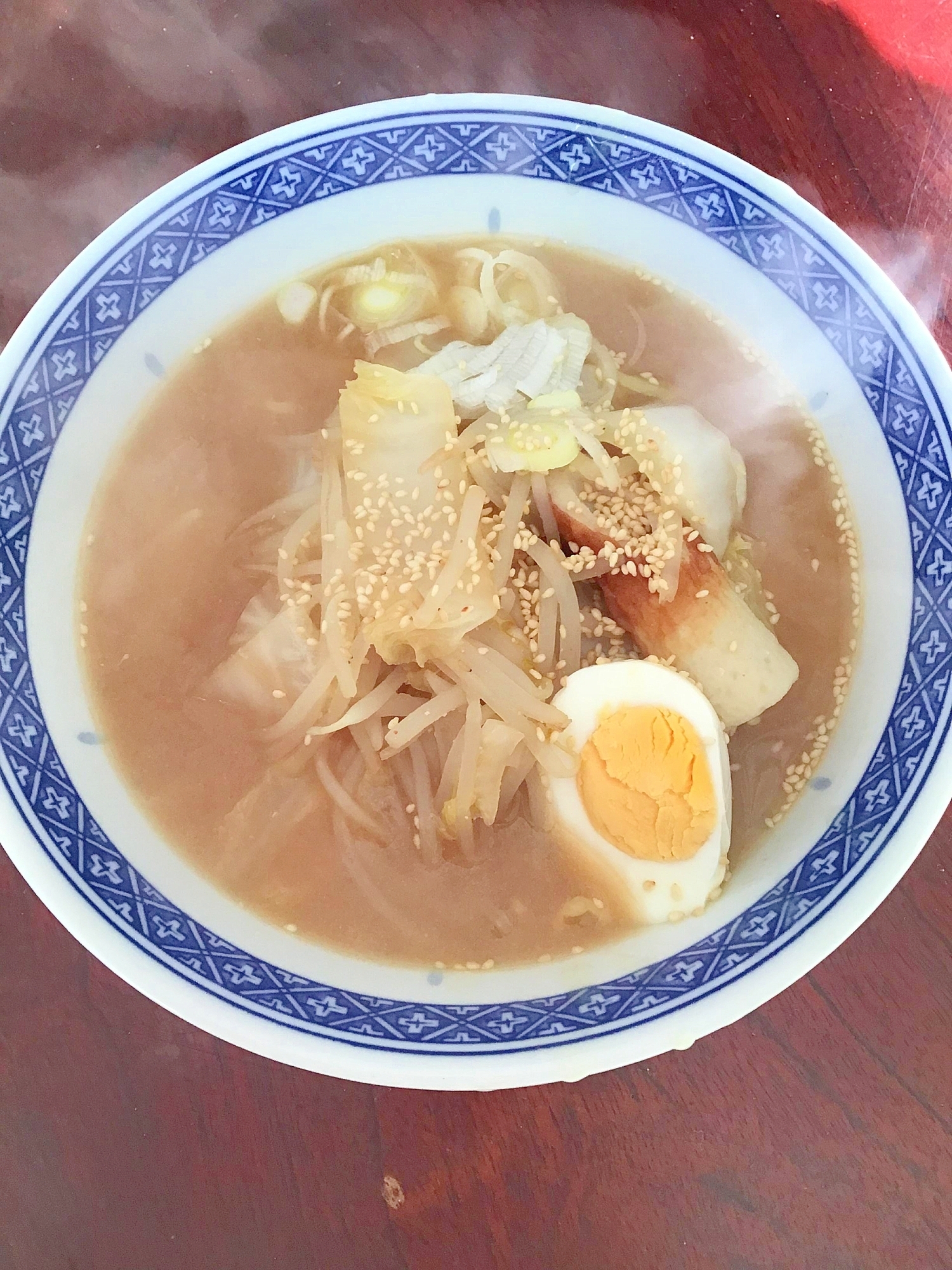 竹輪とゆで卵トッピングの味噌野菜ラーメン。