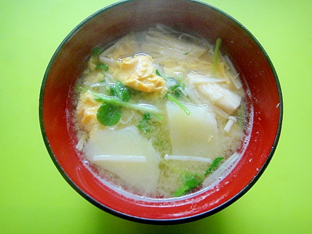 じゃがいもとえのき豆苗のかき玉味噌汁