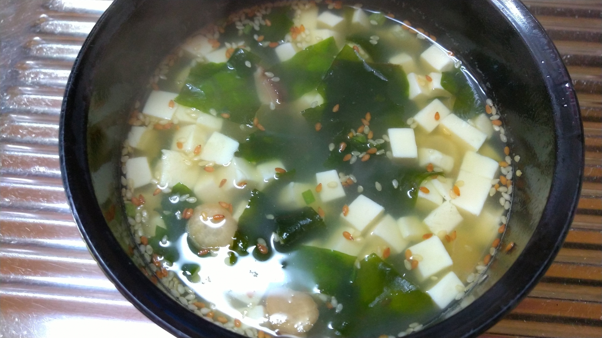 絹ごし豆腐とエリンギ入りわかめスープ