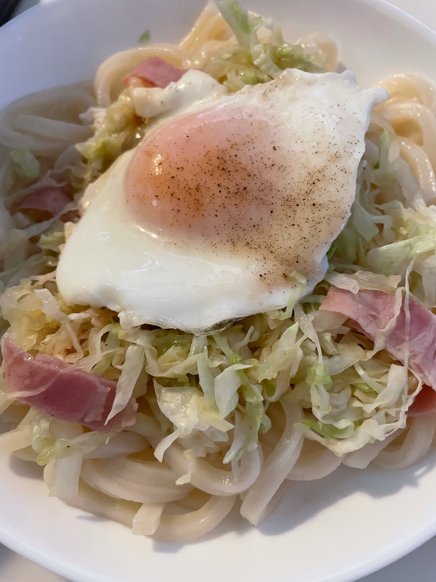 目玉焼きキャベツのぶっかけうどん