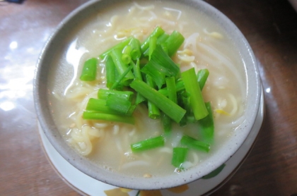 チンゲン菜ともやし、ねぎの醤油ラーメン