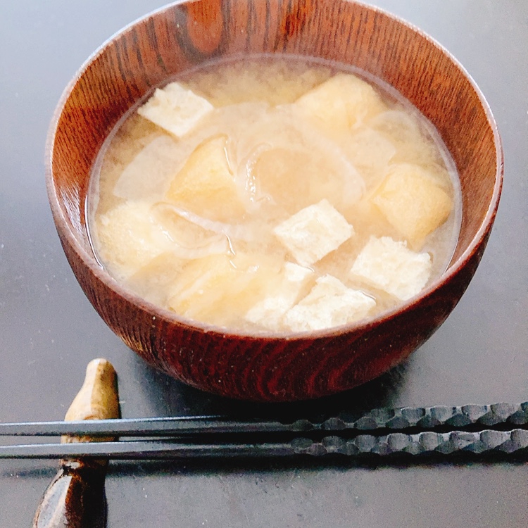 油揚げ、玉ねぎ、生姜の味噌汁