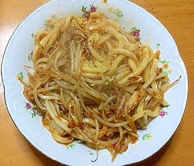 もやしと白菜キムチの焼きうどん