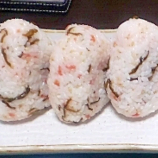 大ヒット ごま油香る梅塩昆布おにぎり レシピ 作り方 By みゆ 楽天レシピ 大ヒット ごま油香る梅塩昆布おにぎり レシピ 作り方 By みゆ 楽天レシピ