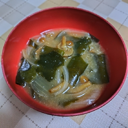 我が家の味噌汁★玉ねぎとなめこ