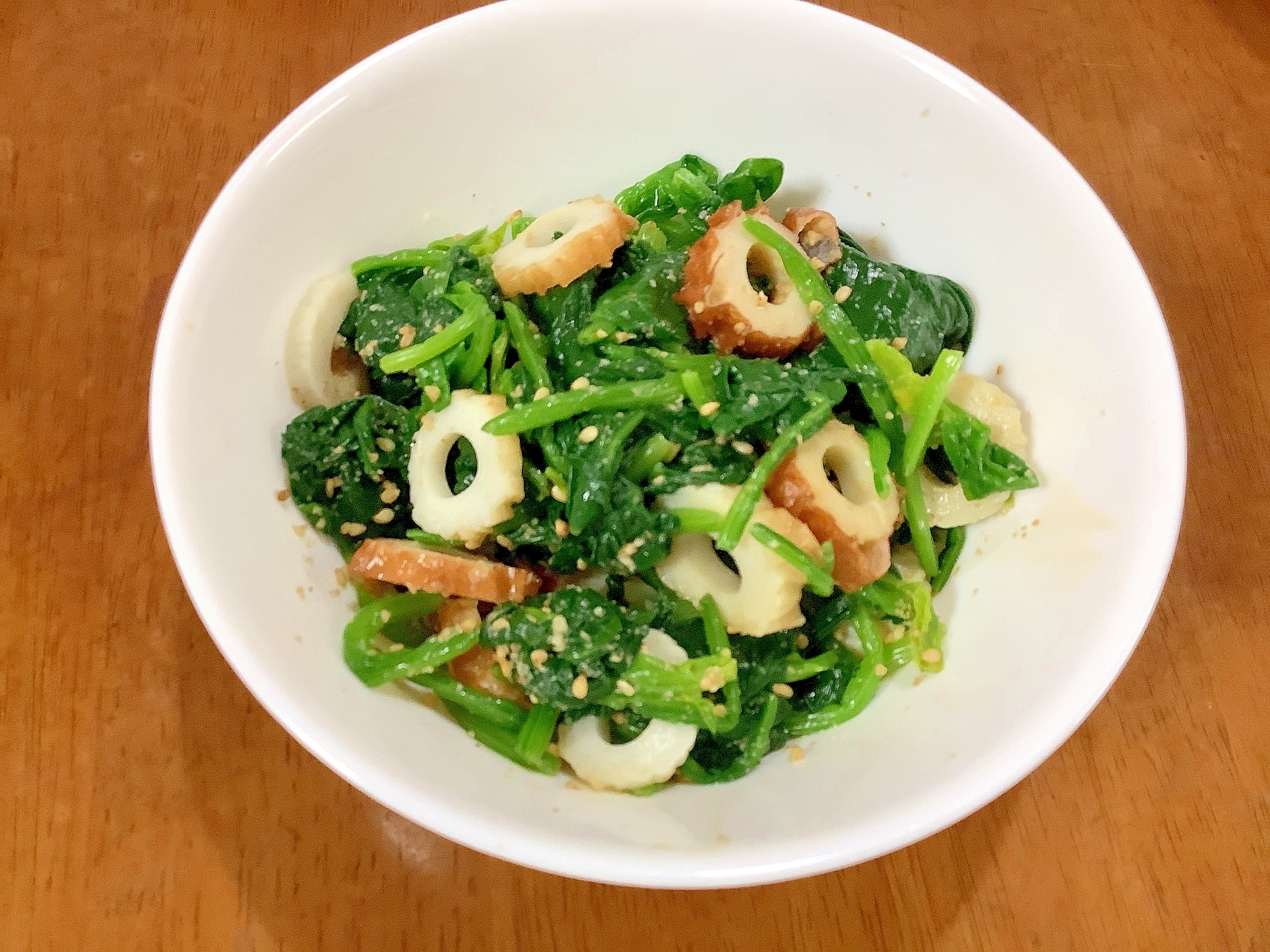 白い器に盛られたちくわとほうれん草のごま和え