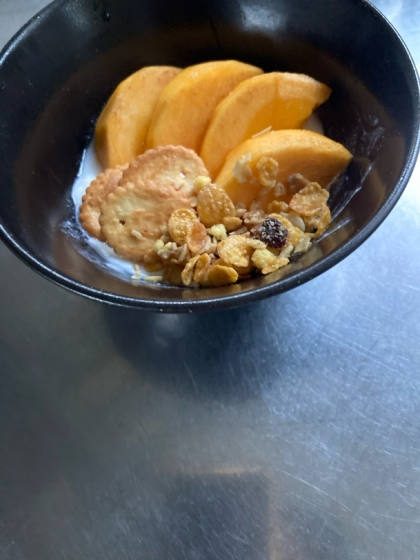 柿とクッキーとグラノーラのヨーグルト