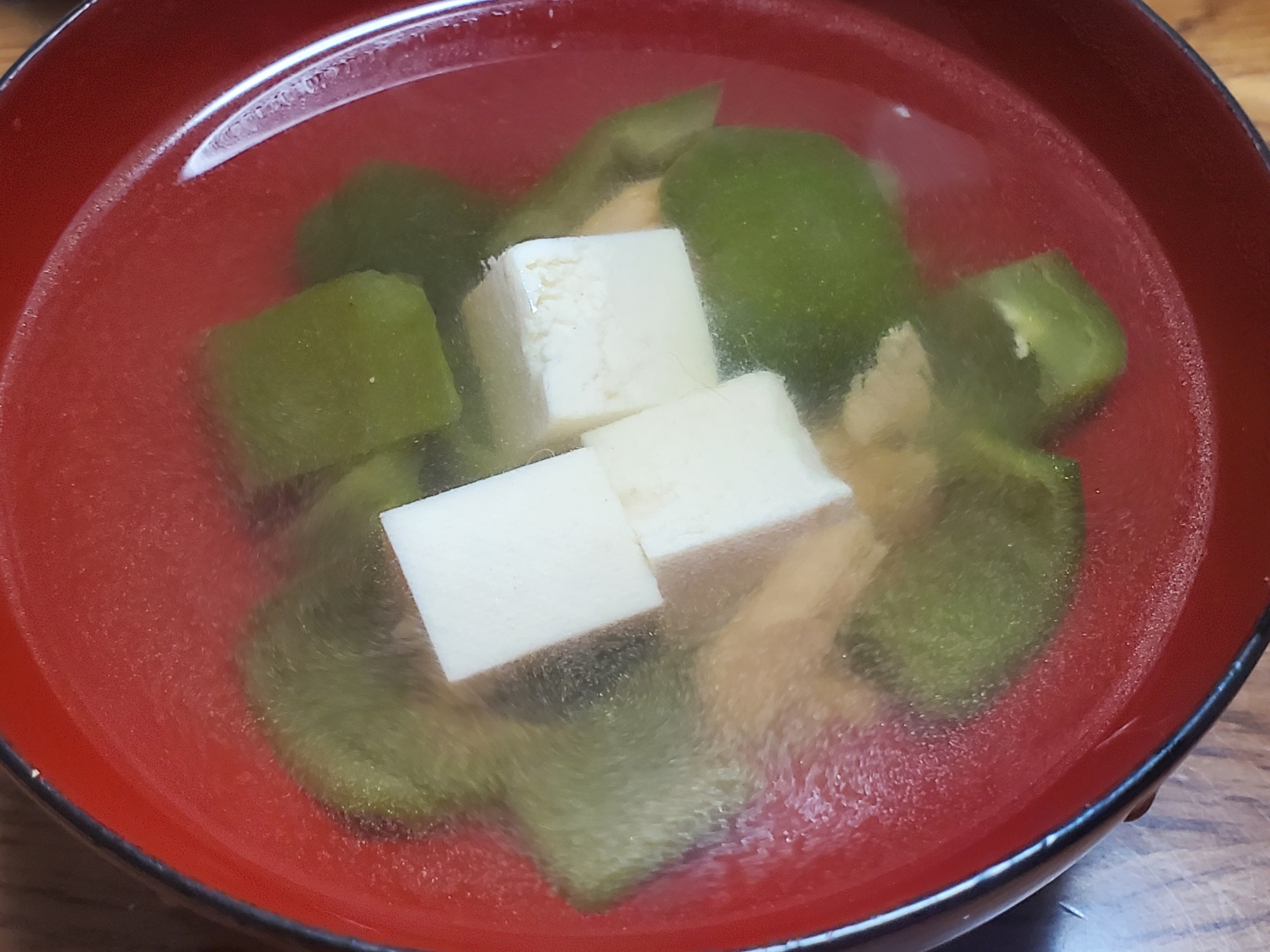 豆腐・ピーマン・ツナのコンソメスープ