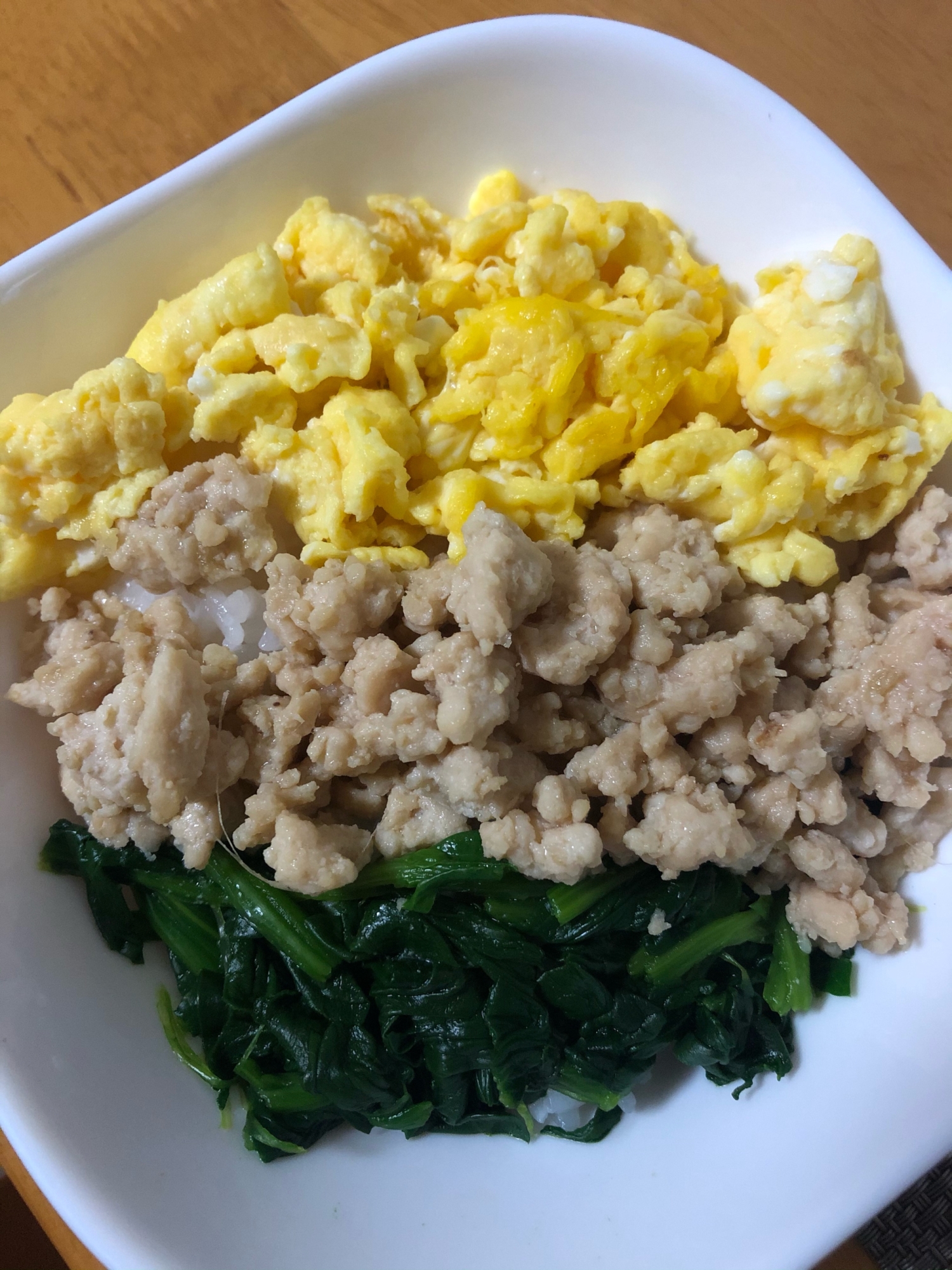 鶏そぼろ三色丼