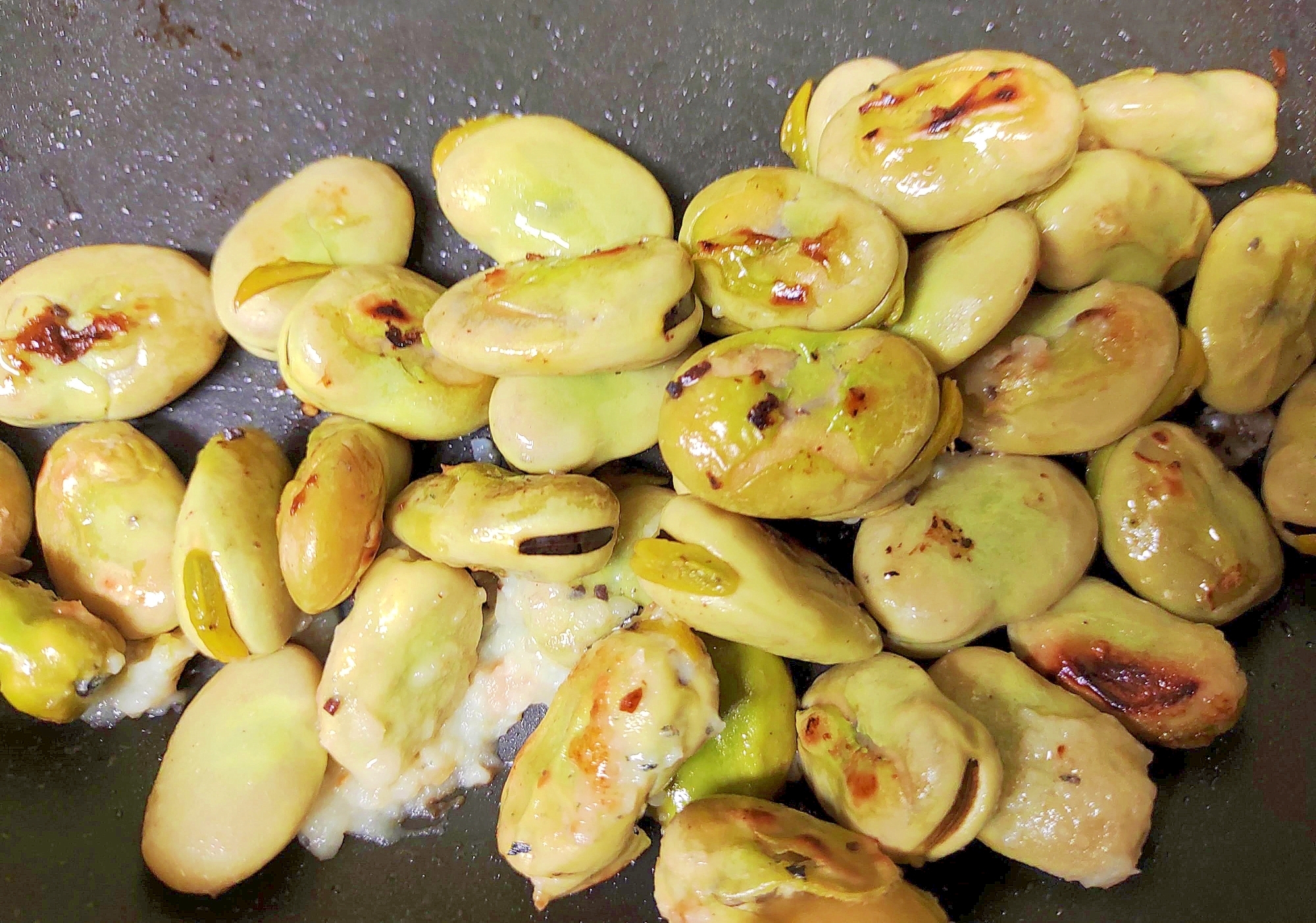 キャンプ飯 超シンプル激旨 空豆チーズ鉄板焼き レシピ 作り方 By やつはしゆうこ 週末破天荒レシパー スピード承認 楽天レシピ