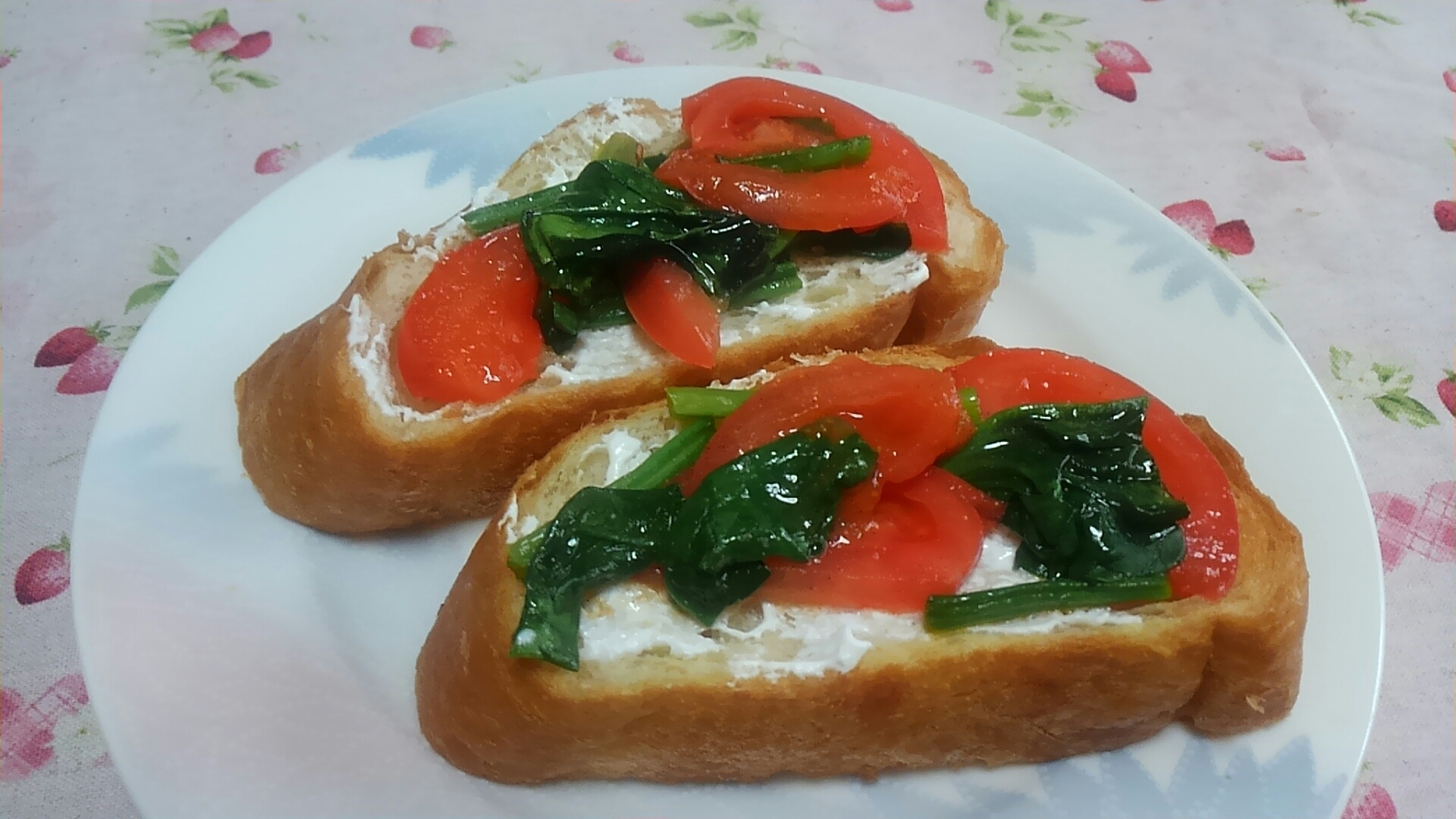 クリームチーズとトマトとほうれん草のフランスパン☆