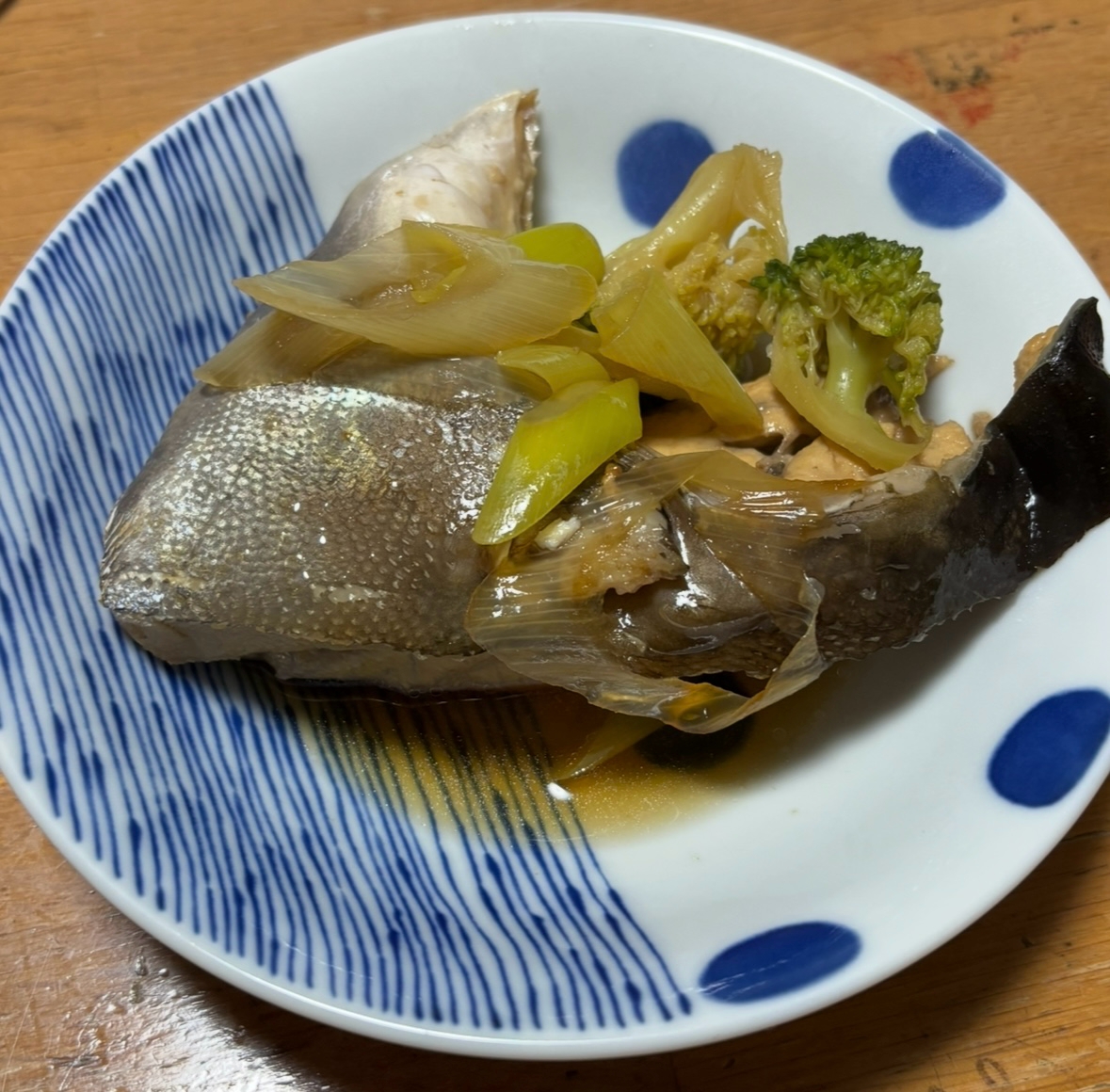 かんぱちのあら煮付け　ネギとブロッコリー添え