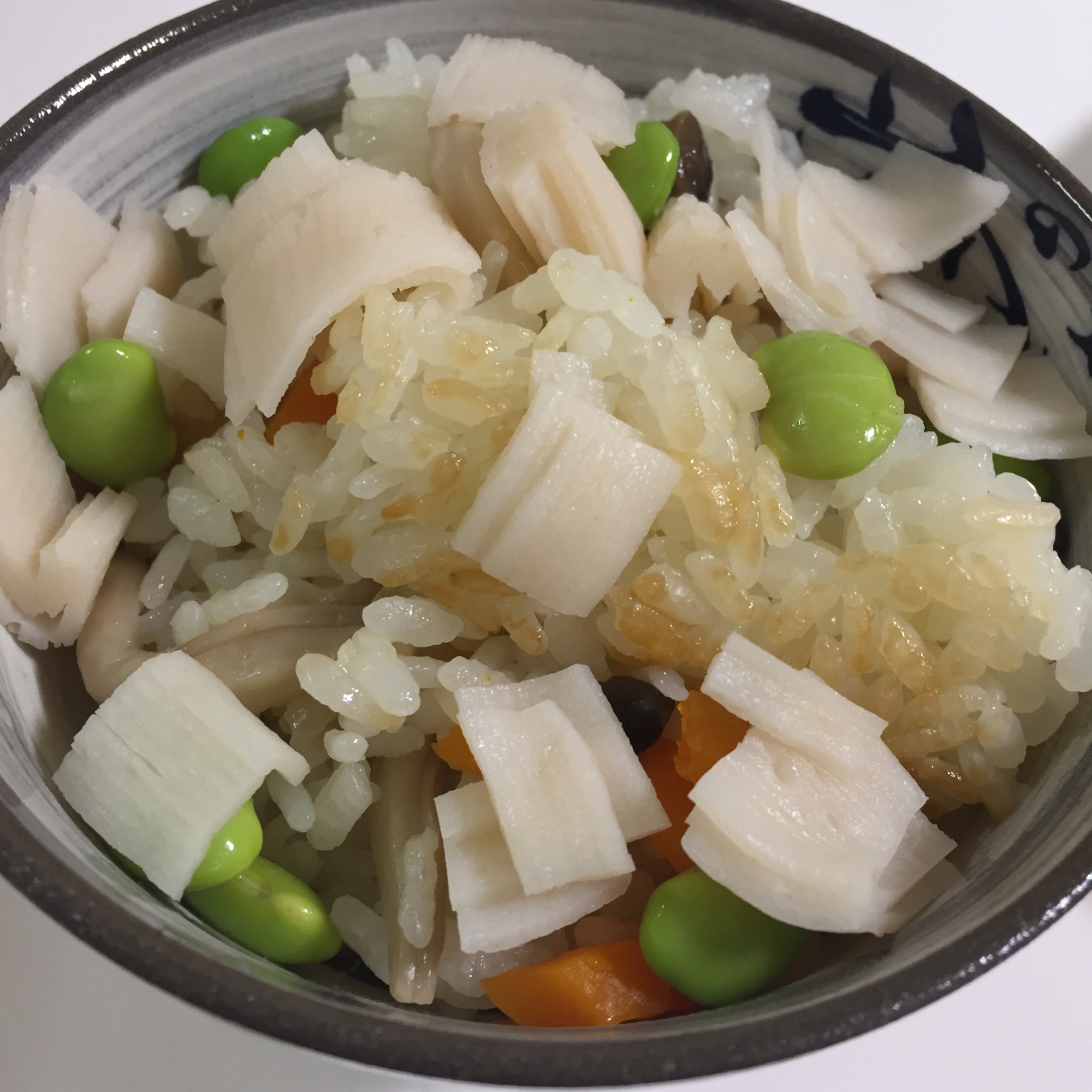 ホタテのだしの素を使った彩り 炊き込みご飯