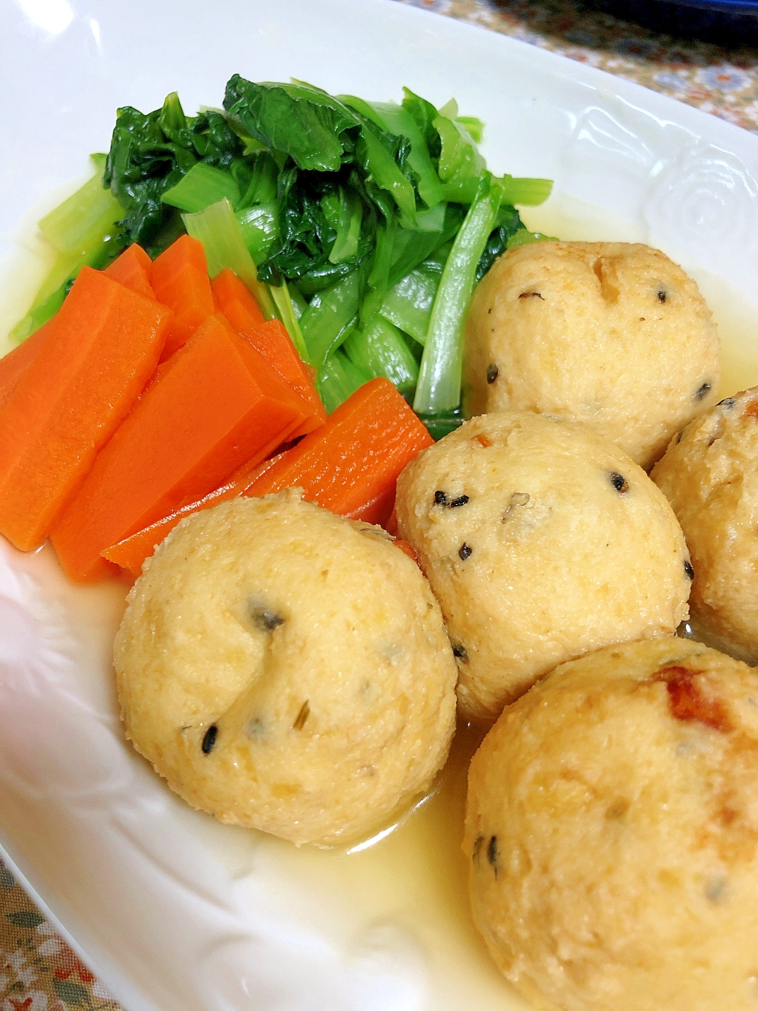 白だしで簡単!お出汁が染みたがんもと小松菜の煮物