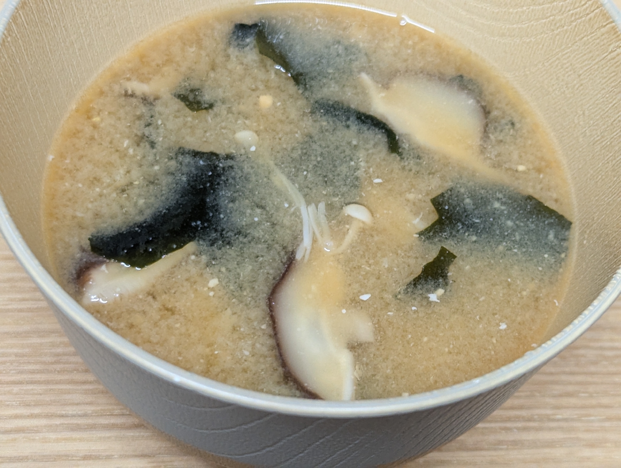 えのき、しいたけ、わかめ、のお味噌汁