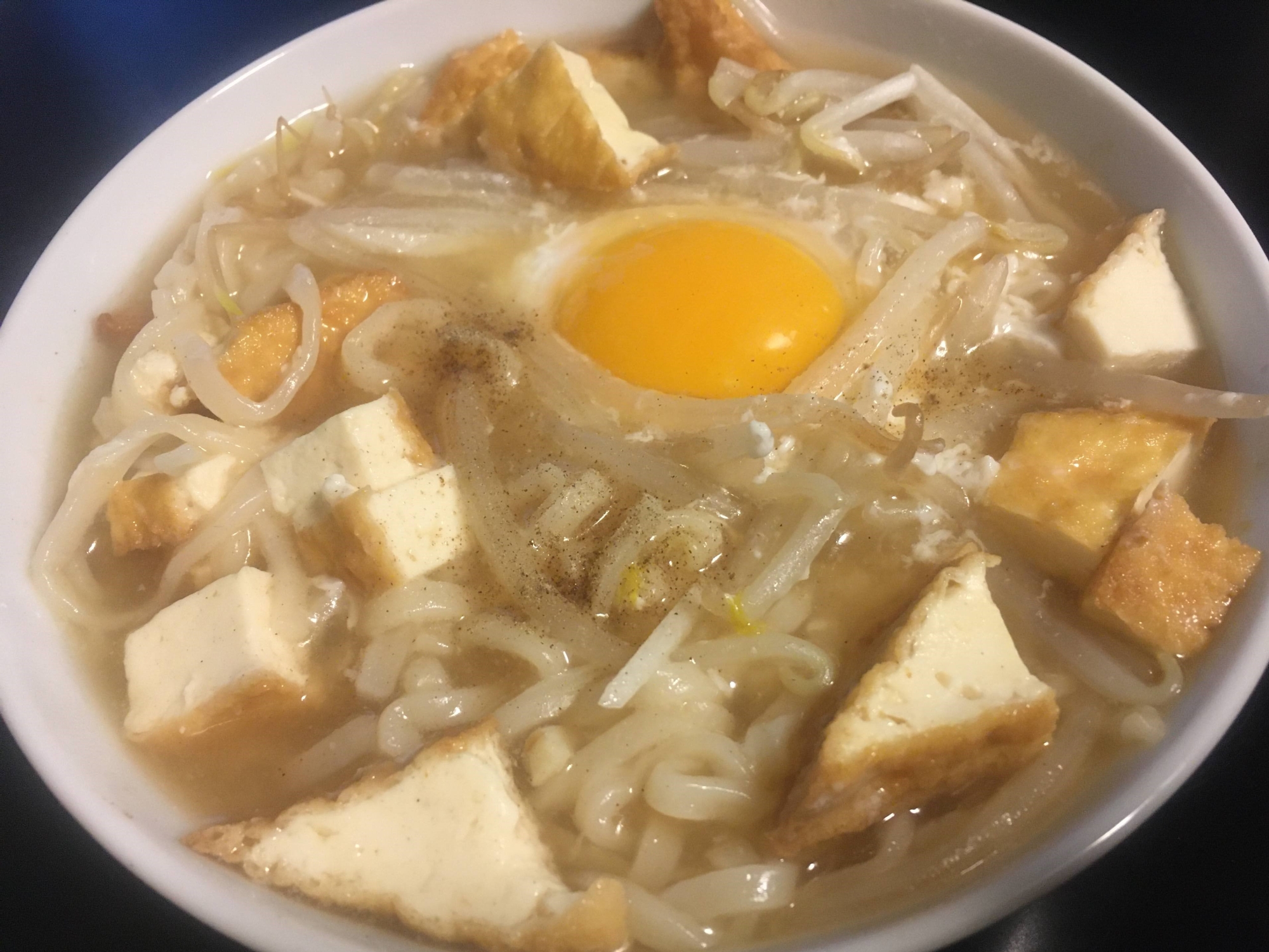 にんにく、厚揚げ、たまごの煮込み味噌ラーメン