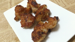 料理男子の鶏の唐揚げ