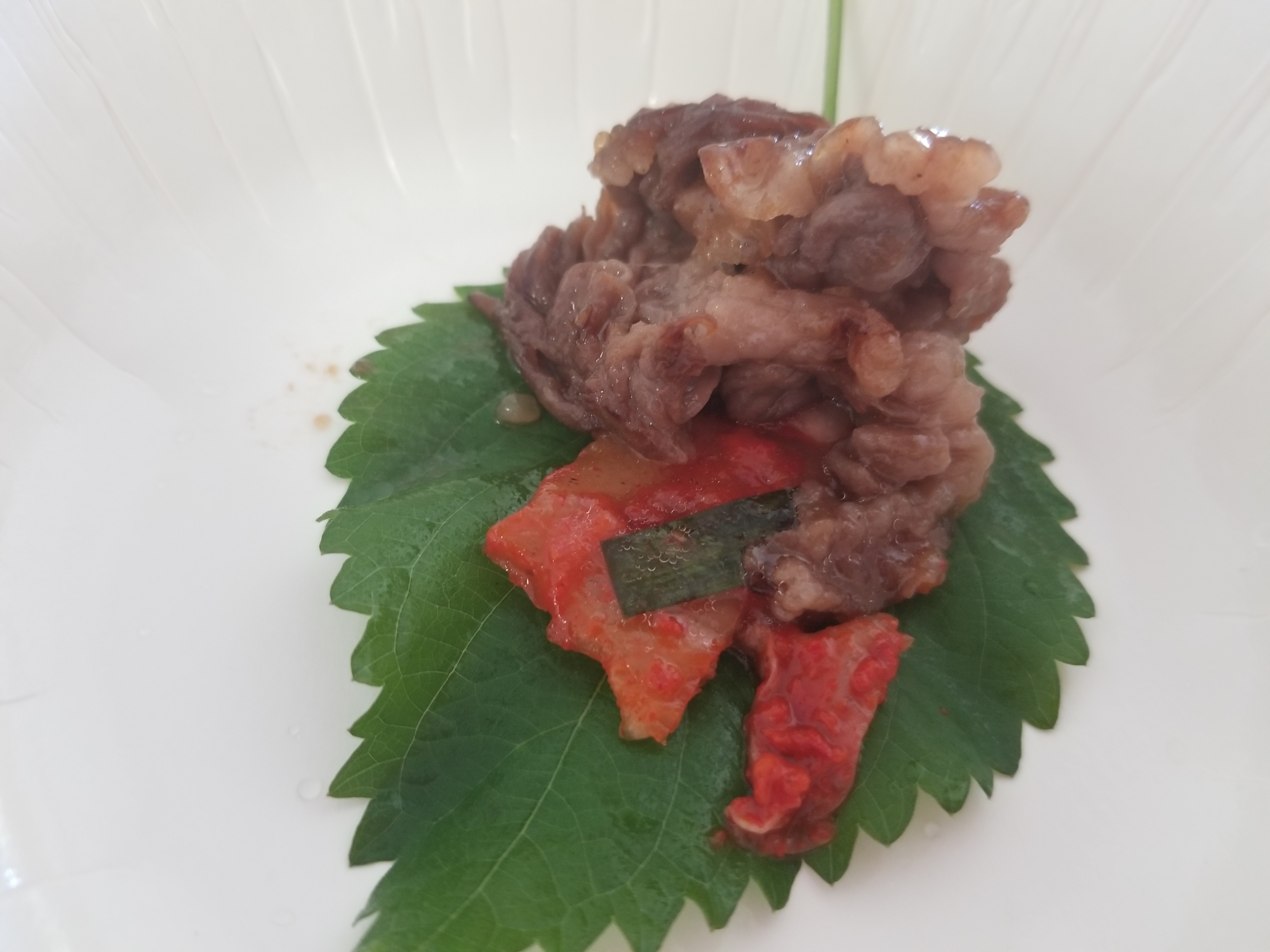 牛こま焼き肉のキムチ紫蘇包み