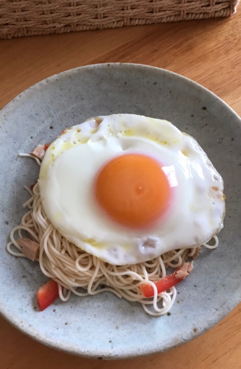 目玉焼きのせパプリカとツナのそうめんチャンプルー