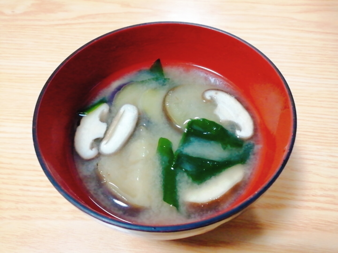 なすと椎茸とわかめの味噌汁