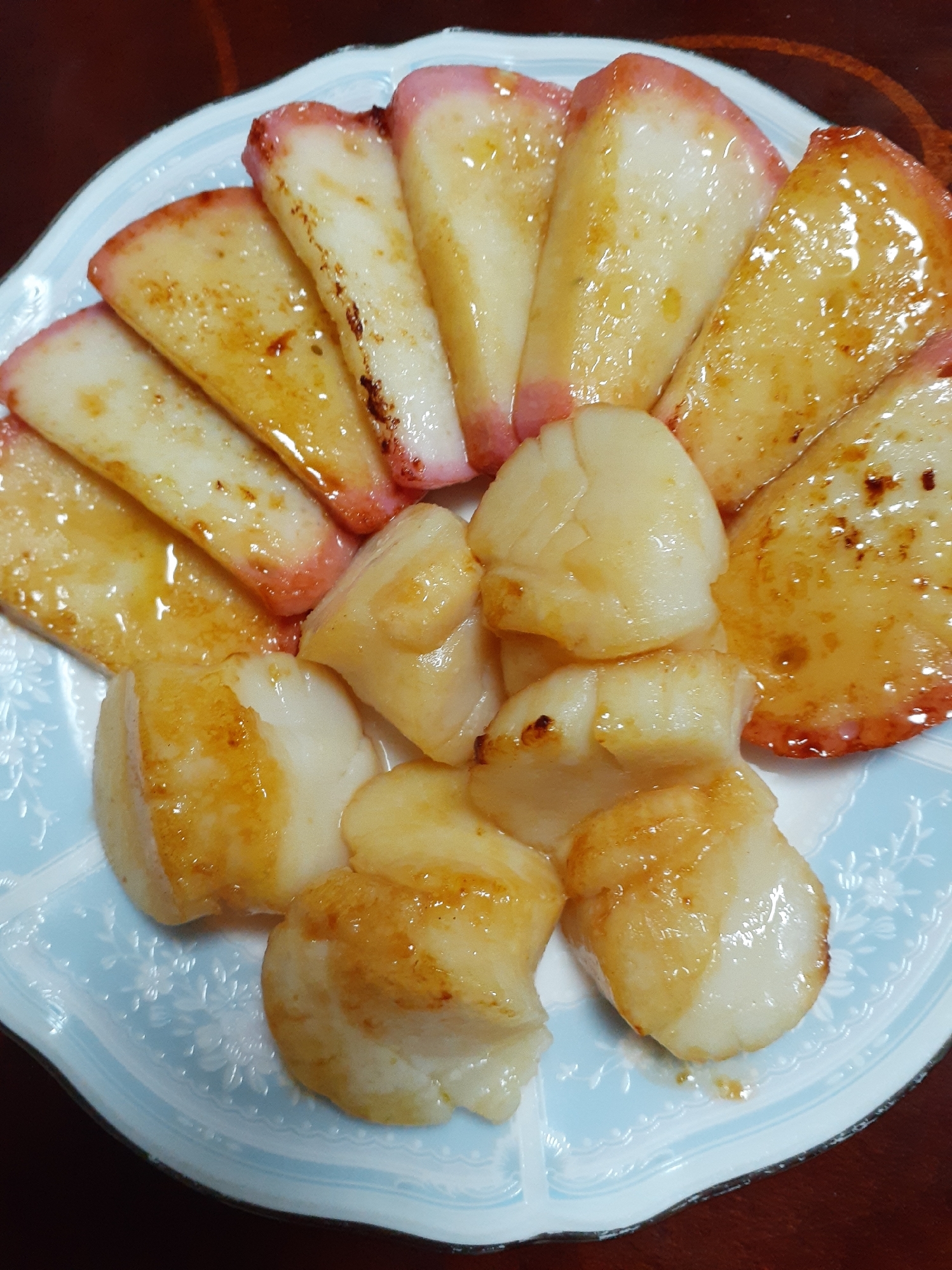 ホタテと蒲鉾のバター醤油焼き