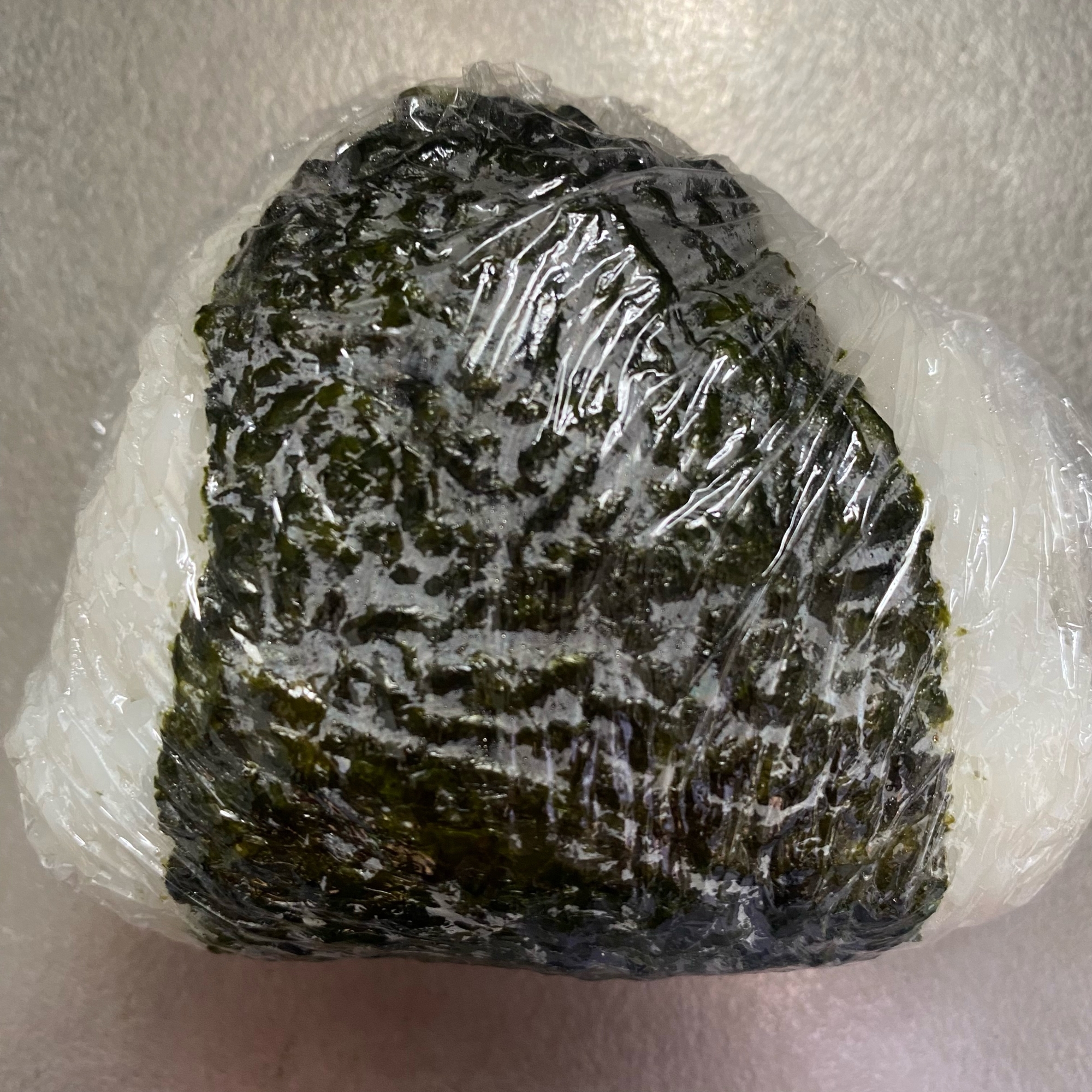 海苔巻きおにぎり(漬物と梅)