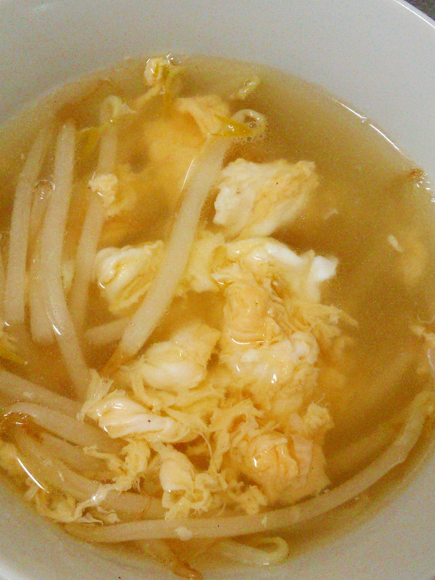 生姜が香る♪たまごとたっぷりもやしの中華スープ