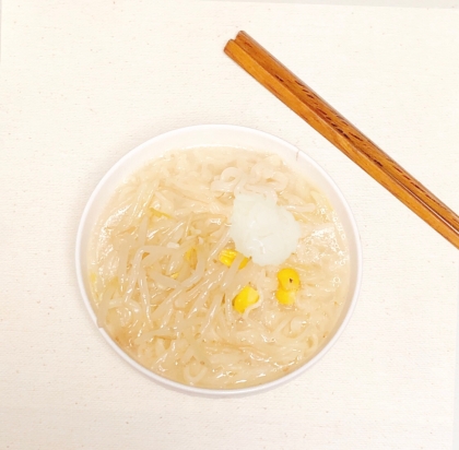 溶き卵とコーン九条ネギの豚骨ラーメン