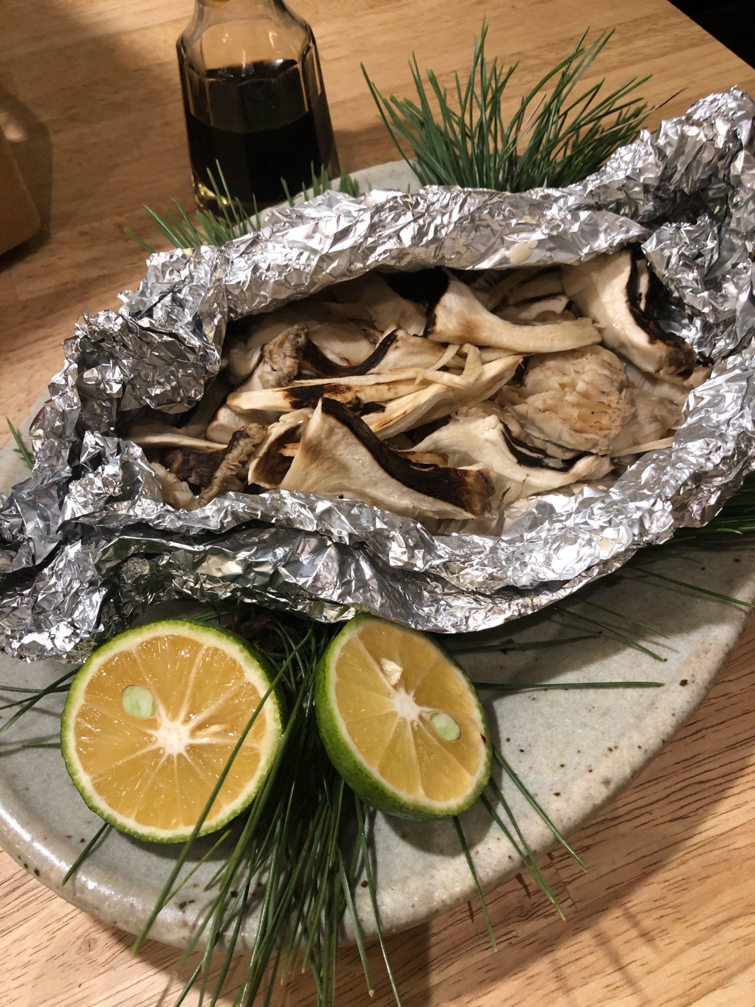 アルミホイルに包まれた松茸のホイル焼き