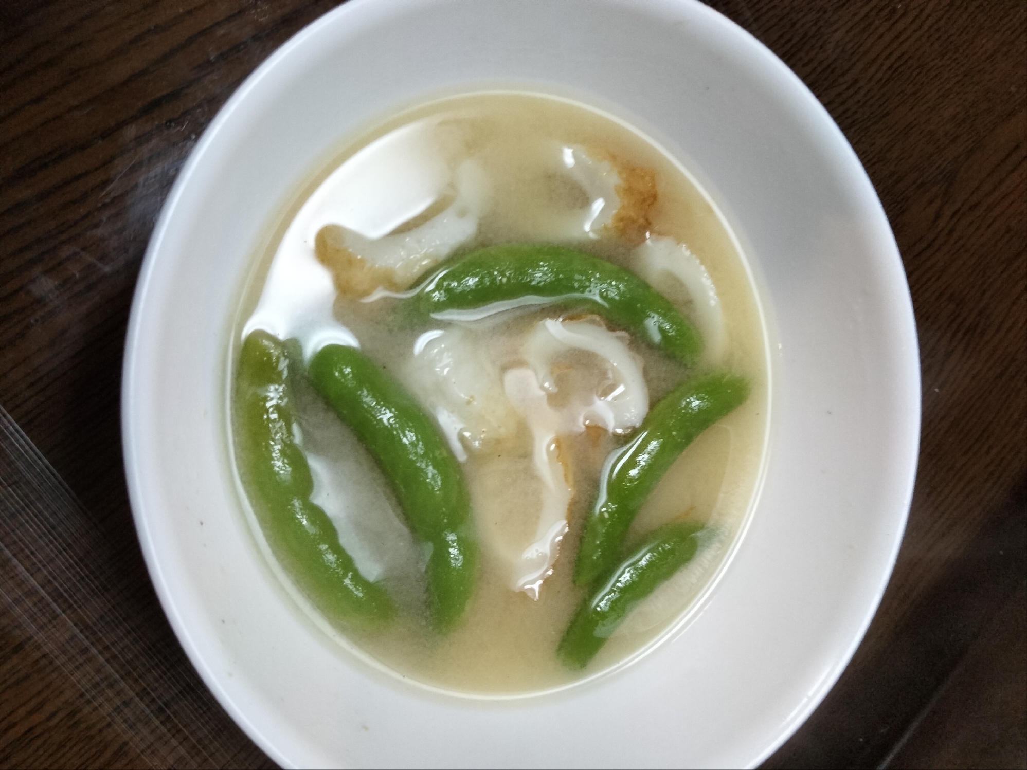 スナップえんどうとちくわの味噌汁