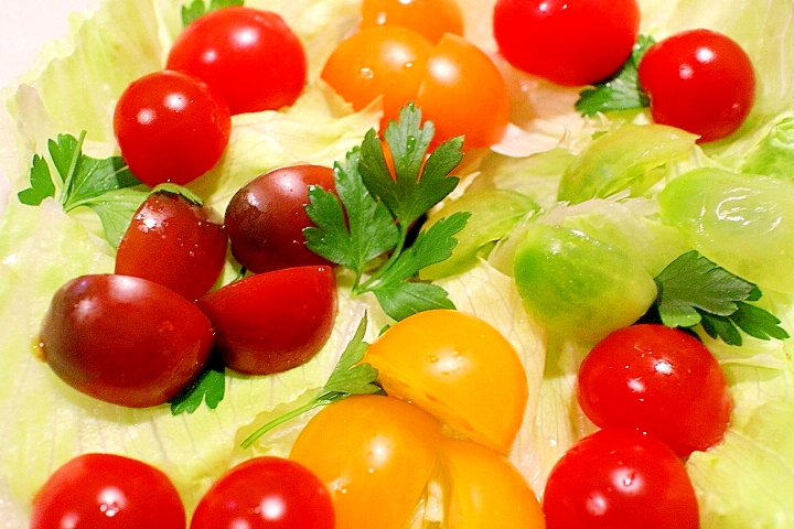5色トマトと3種の辛味のドレッシングのサラダ