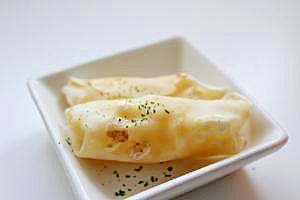 お弁当に楽ちん!餃子の皮でチーズ春巻き!