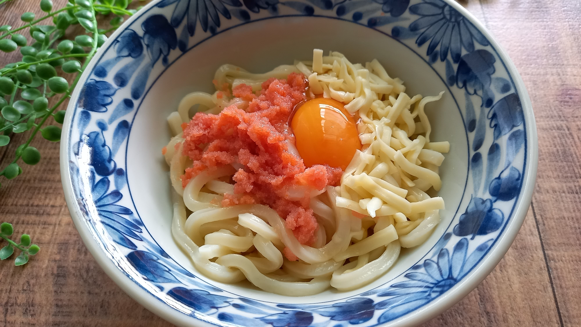 チンして混ぜるだけ！明太チーズ釜玉うどん