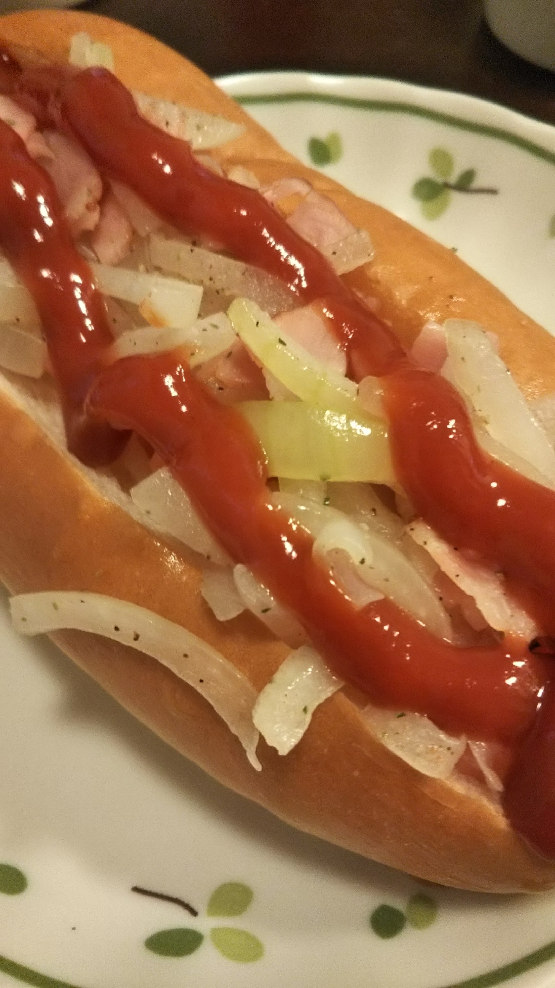 トマトと玉ねぎベーコンのホットドッグロールパン