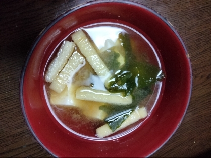 わかめ・木綿豆腐・油揚げの冷やし味噌汁