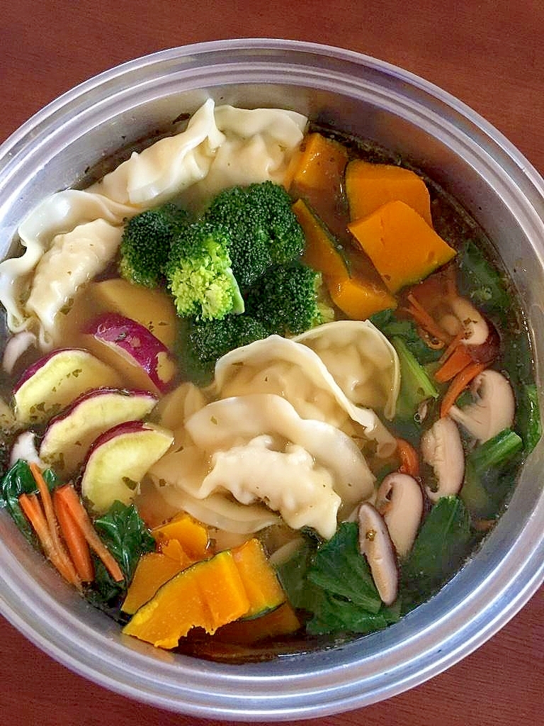 コンソメ味の野菜たっぷり水餃子鍋