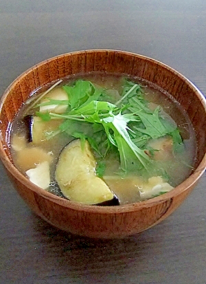 揚げ茄子入り★とうふと水菜のお味噌汁